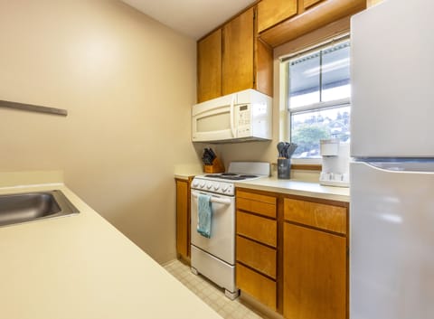 Condo, 1 Bedroom | Private kitchen | Fridge, oven, coffee/tea maker, toaster