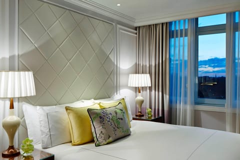 Executive Room, 1 King Bed, Non Smoking | Premium bedding, down comforters, minibar, in-room safe