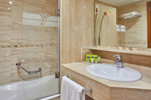 Offer | Bathroom | Bathtub, designer toiletries, hair dryer, bidet