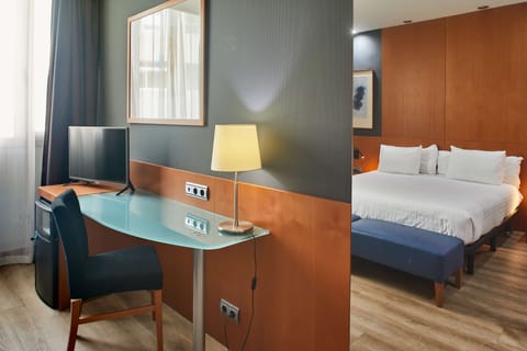 Deluxe Room | Minibar, in-room safe, desk, blackout drapes