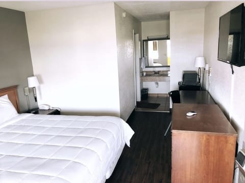 Standard Room, 1 King Bed, Non Smoking | Desk, free WiFi, bed sheets, alarm clocks