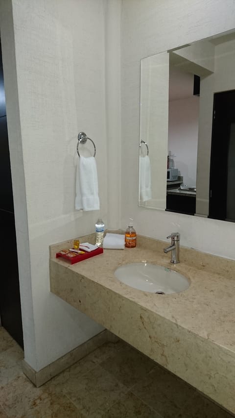 Senior Suite, Kitchen | Bathroom sink