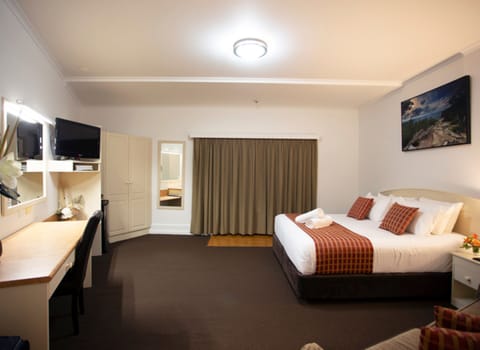 Deluxe King Room | Soundproofing, iron/ironing board, free WiFi, bed sheets