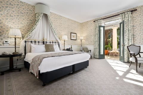 Deluxe Room, 1 King Bed | Premium bedding, in-room safe, desk, blackout drapes