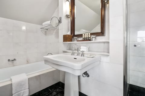 Executive Room, 1 King Bed | Bathroom | Separate tub and shower, deep soaking tub, designer toiletries