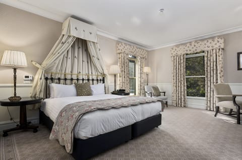 Deluxe Room, 1 King Bed | Premium bedding, in-room safe, desk, blackout drapes