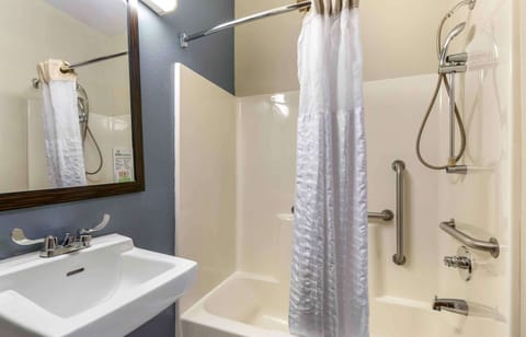 Combined shower/tub, free toiletries, towels