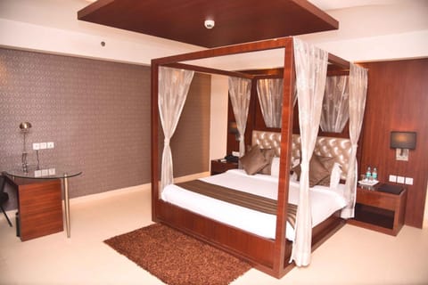 Premium bedding, minibar, in-room safe, desk