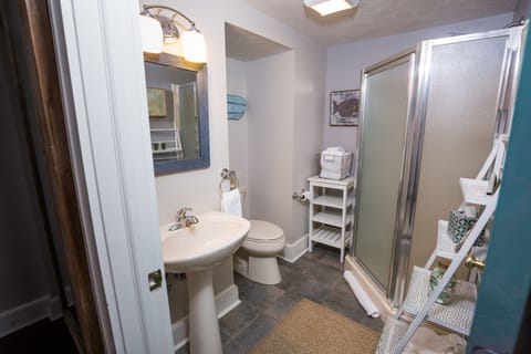 Beachside Bungalow - Queen  | Bathroom | Shower, free toiletries, hair dryer, slippers