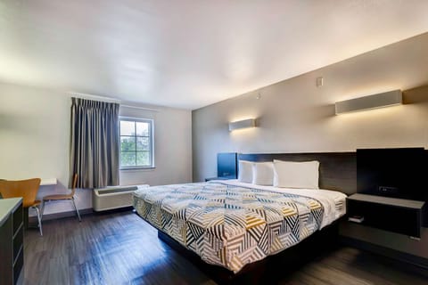 Standard Room, 1 King Bed, Non Smoking | Premium bedding, pillowtop beds, desk, blackout drapes
