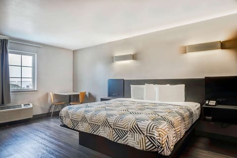 Standard Room, 1 King Bed, Non Smoking | Premium bedding, pillowtop beds, desk, blackout drapes