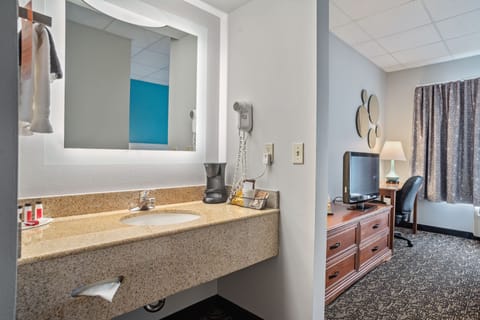 Suite, 1 Bedroom, Non Smoking (1 King Bed) | Bathroom | Combined shower/tub, free toiletries, towels