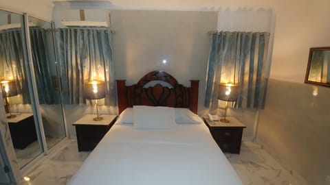 Basic Room, 1 Queen Bed | Pillowtop beds, minibar, in-room safe, free WiFi