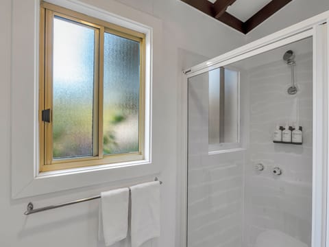 Two Bedroom Budget Cabin | Bathroom | Shower, free toiletries, hair dryer, towels