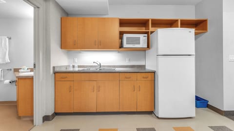 Full-size fridge, microwave, dining tables