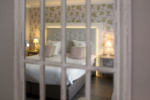 Deluxe Double Room | Bathroom | Free toiletries, hair dryer, towels