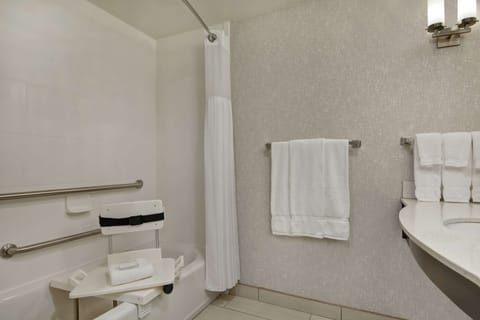 Combined shower/tub, free toiletries, hair dryer, towels