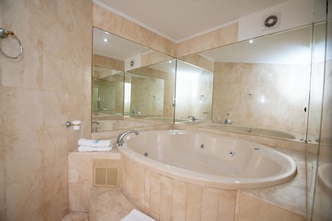 Junior Suite | Jetted tub