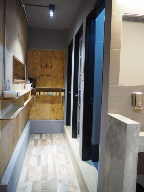 Basic Shared Dormitory, Mixed Dorm | Bathroom | Shower, hair dryer, towels