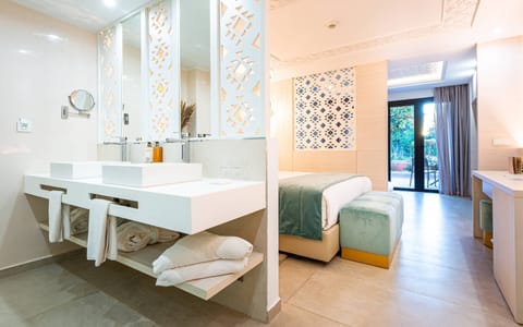 Junior Suite Swim Up | Bathroom | Separate tub and shower, free toiletries, hair dryer, bathrobes