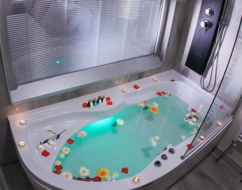 Suite (Jacuzzi) | Jetted tub