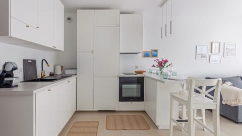 Apartment (10) | Private kitchenette | Fridge, stovetop, electric kettle, cookware/dishes/utensils