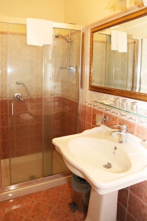 Superior Double Room, 1 Queen Bed | Bathroom | Shower, free toiletries, hair dryer, bidet