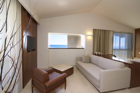 Presidential Suite | Minibar, in-room safe, desk, laptop workspace