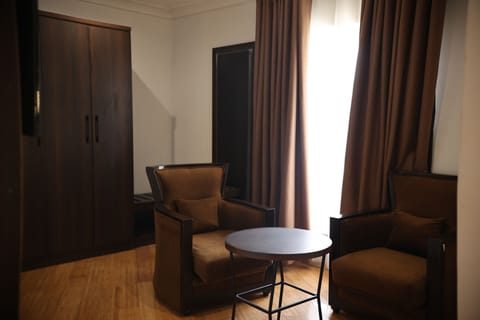 Deluxe Room, 1 Queen Bed, Non Smoking | Egyptian cotton sheets, premium bedding, pillowtop beds, minibar