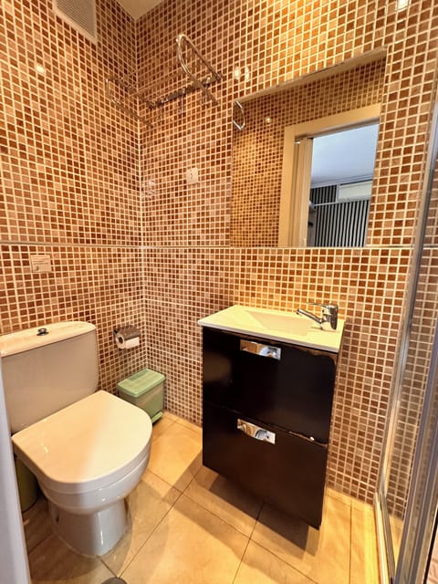 Double Room | Bathroom | Shower, free toiletries, hair dryer, towels