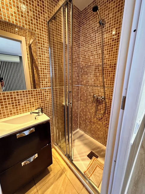 Double Room | Bathroom | Shower, free toiletries, hair dryer, towels