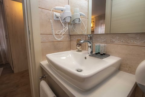 Double Room | Bathroom | Shower, free toiletries, hair dryer, towels