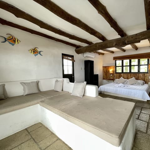 Junior Room, 1 King Bed, Balcony, Ocean View | Living area