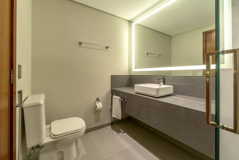 Stilo Superior | Bathroom | Shower, rainfall showerhead, free toiletries, hair dryer