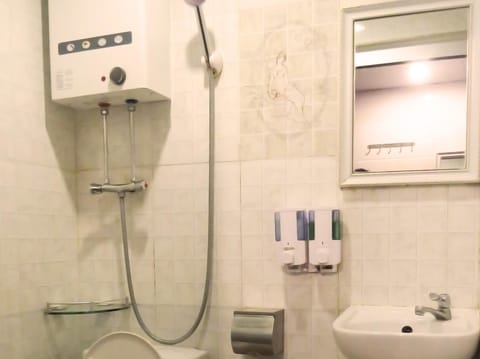 Traditional Shared Dormitory | Bathroom | Shower, towels