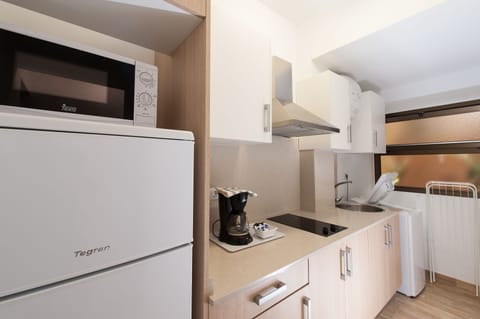 Studio | Private kitchen | Fridge, microwave, stovetop, coffee/tea maker