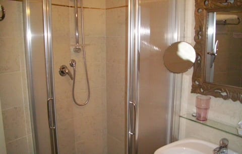 Shower, rainfall showerhead, free toiletries, hair dryer