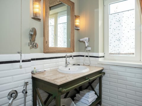 Family Suite | Bathroom | Designer toiletries, hair dryer, slippers, heated floors