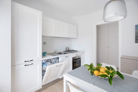 Design Condo, City View | Private kitchen | Cookware/dishes/utensils