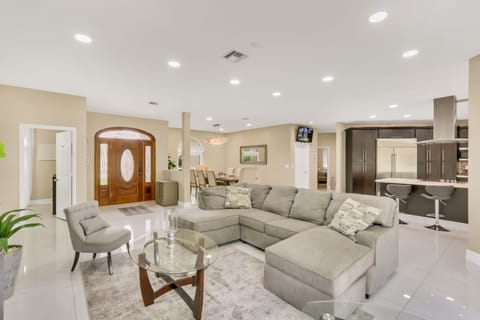 Cozy sectional sofa w/ right chaise -ideal for reading in comfort-