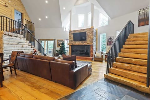 If you’re looking to host a large group in a fabulous Rocky Mountain setting, then look no further than this beautiful and spacious lodge in Blue River.