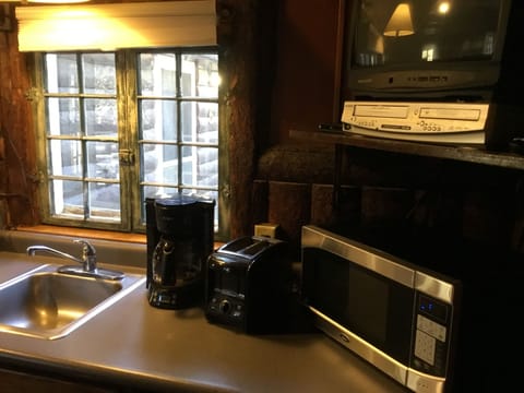 Cabin #5 | Private kitchen | Microwave, toaster, cookware/dishes/utensils, dining tables