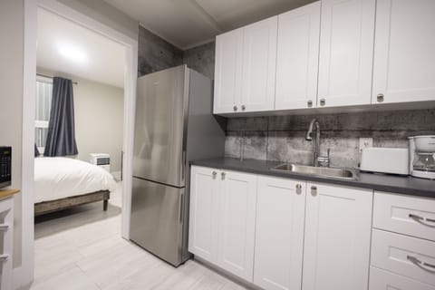 Suite Avec Chambre Fermée + Divan-Lit | Private kitchen | Full-size fridge, microwave, oven, coffee/tea maker