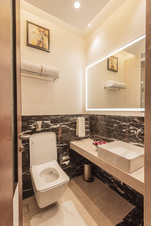 Premium Room | Bathroom | Hair dryer, slippers, towels