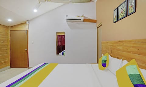 Standard Double Room | Desk, iron/ironing board