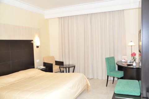 Double Room, Garden View | Minibar, in-room safe, blackout drapes, free WiFi