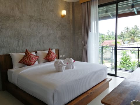 Standard Room, 1 King Bed | Individually decorated, laptop workspace, free WiFi, bed sheets