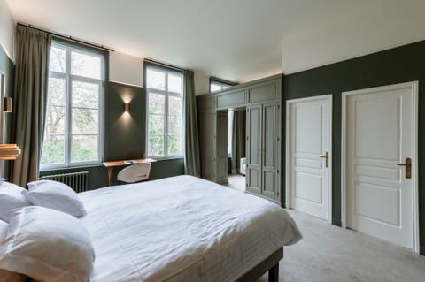 Desk, laptop workspace, free WiFi, bed sheets