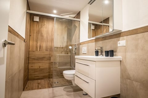 Family Suite, Private Bathroom, Mountain View | Bathroom