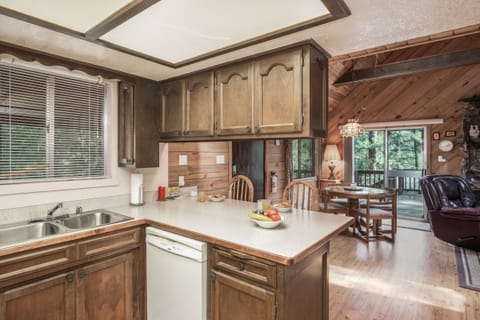 Cabin, Multiple Beds, Patio, Mountain View | Private kitchen | Fridge, microwave, oven, stovetop